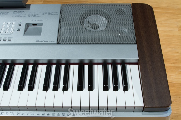 Yamaha DGX640 Walnut