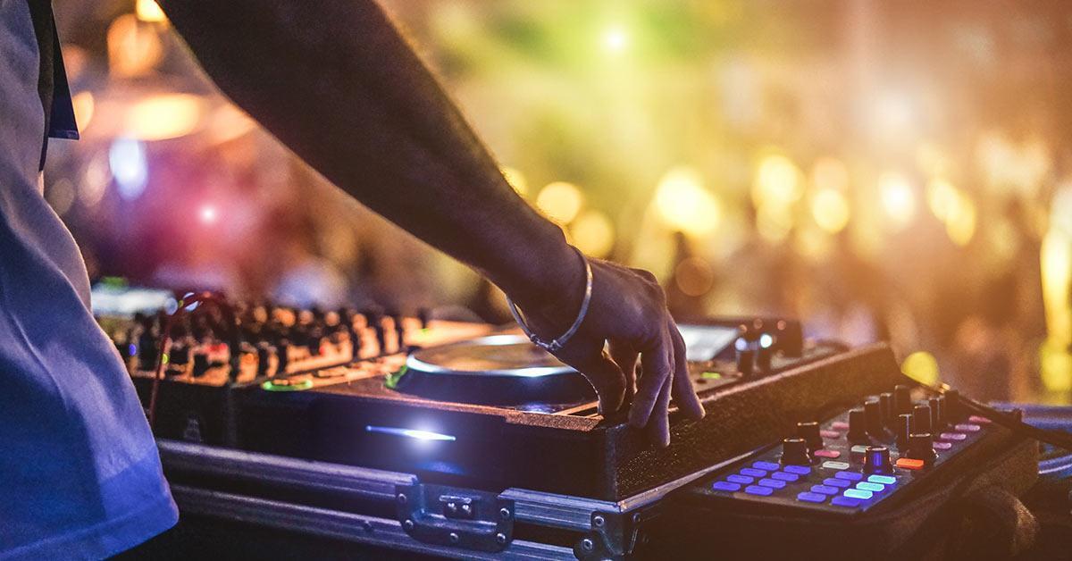 2 Turntables and a Microphone