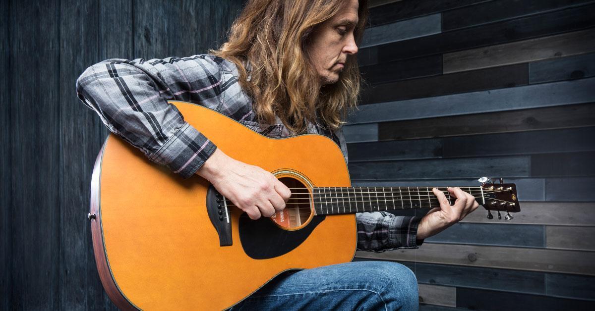 ufuldstændig Født kurve Yamaha's Red Label Acoustic Guitars - A Legend Reborn