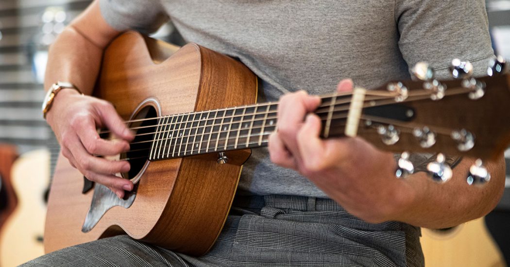galning reb omfavne 2022's Best Acoustic Guitars Under $1,000