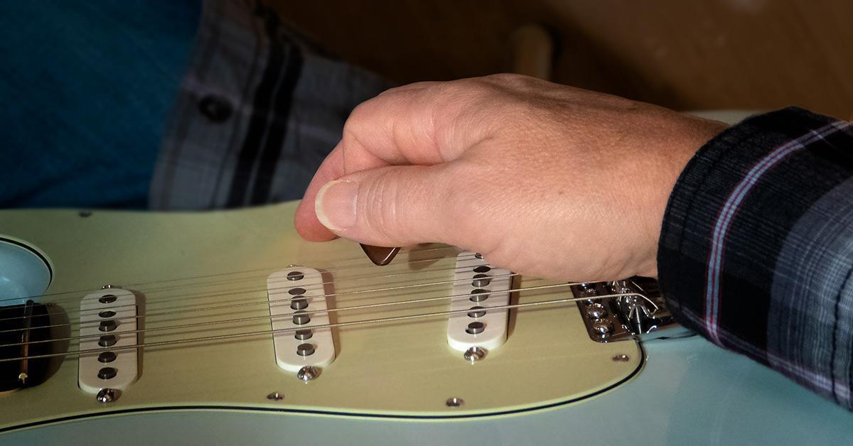 Hard VS Soft Guitar Pick (what's the best guitar pick thickness) 