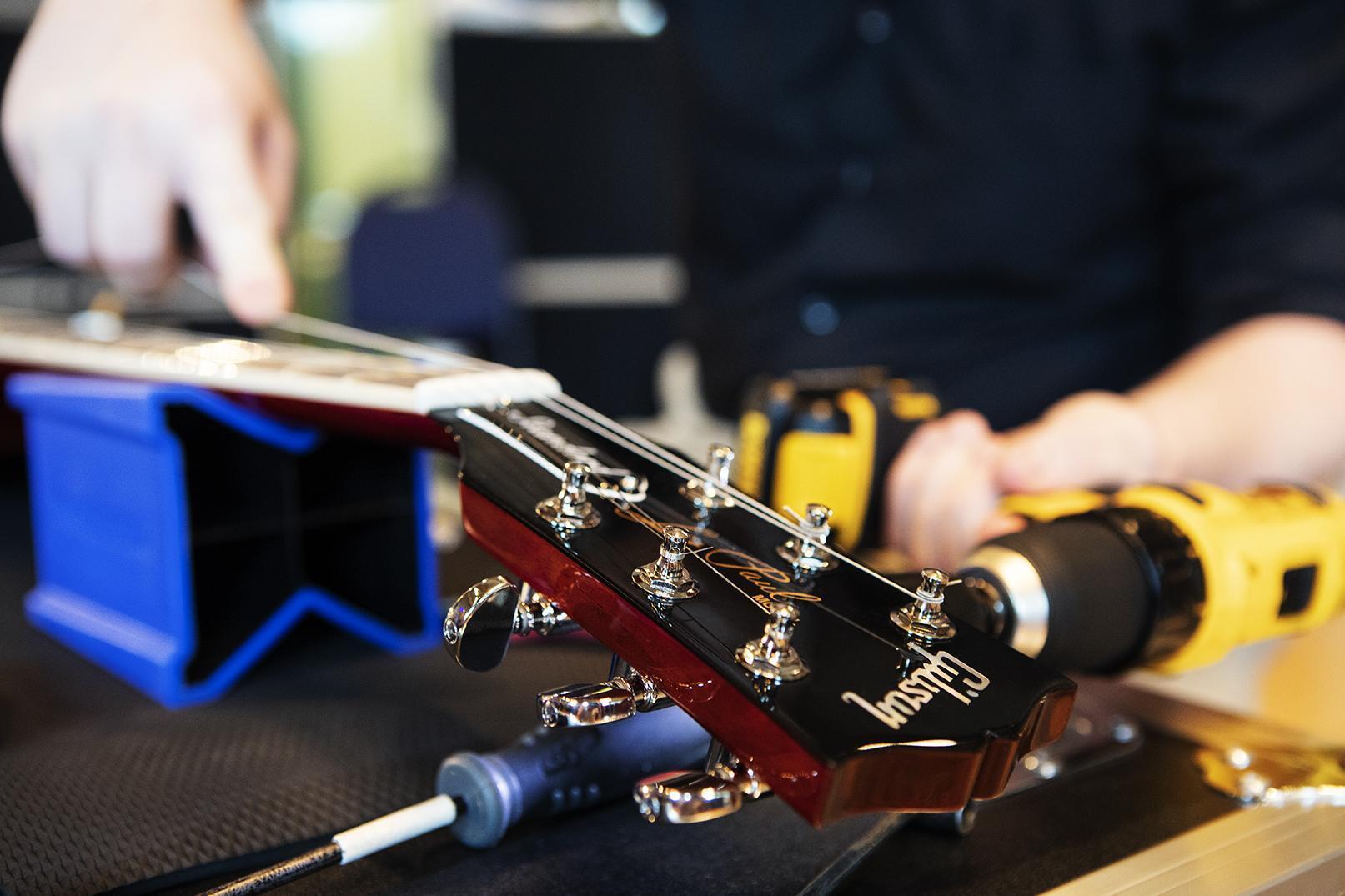 Do Guitar Strings Make a Difference? Shootout with Sound Samples