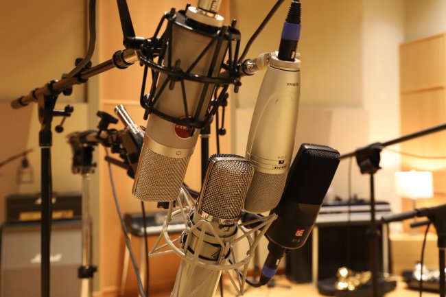 Microphone-Setup-for-Recording-Baritone-Saxphone