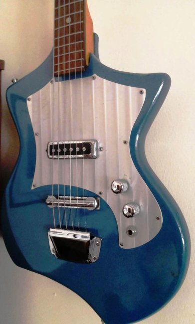 An excellent example of 1960s-era MIJ 6-string creativity.