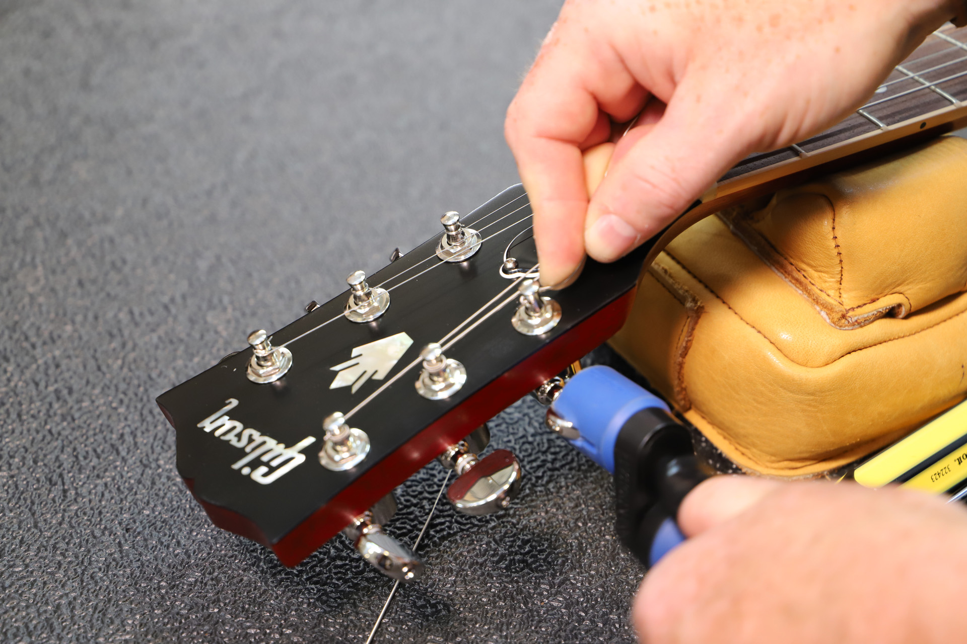 ▷ How to change strings on an electric guitar ✓