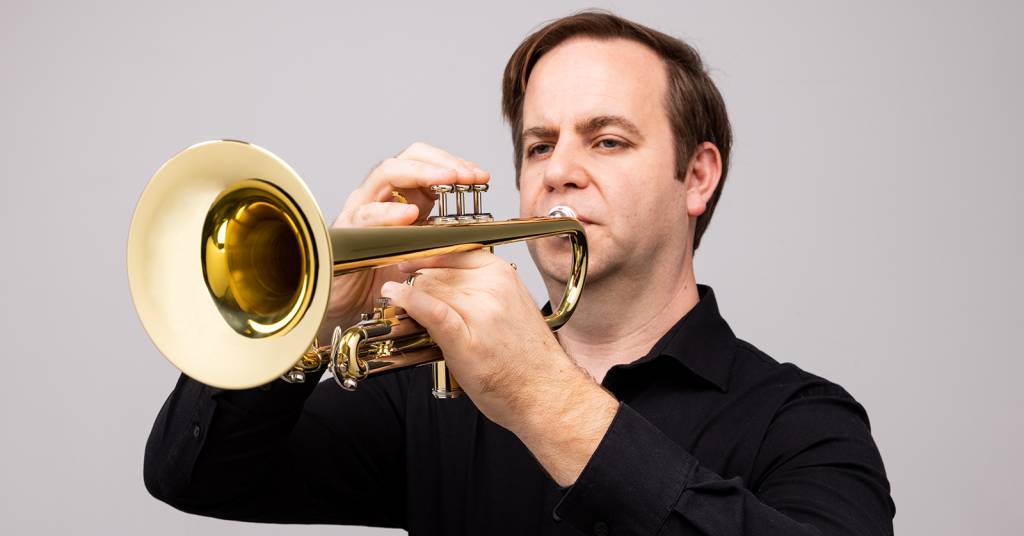 Image showing how to hold the trumpet